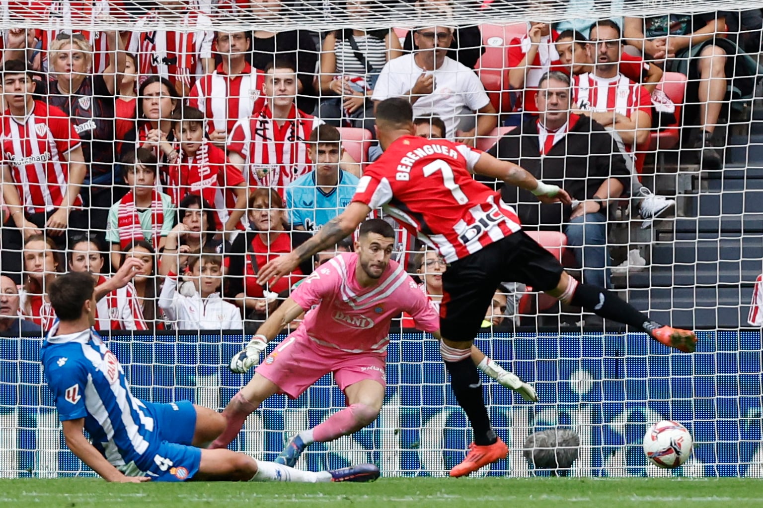 El media punta del Athletic Álex Berenguer (d) anota un gol durante el partido de LaLiga EA Sports entre el Athletic Club y el Espanyol, este sábado en el estadio de San Mamés en Bilbao. EFE/ Miguel Toña