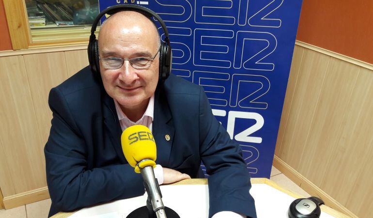 Luis Martínez Hervás, alcalde de Parla, durante un momento de la entrevista en los estudios de la radio.