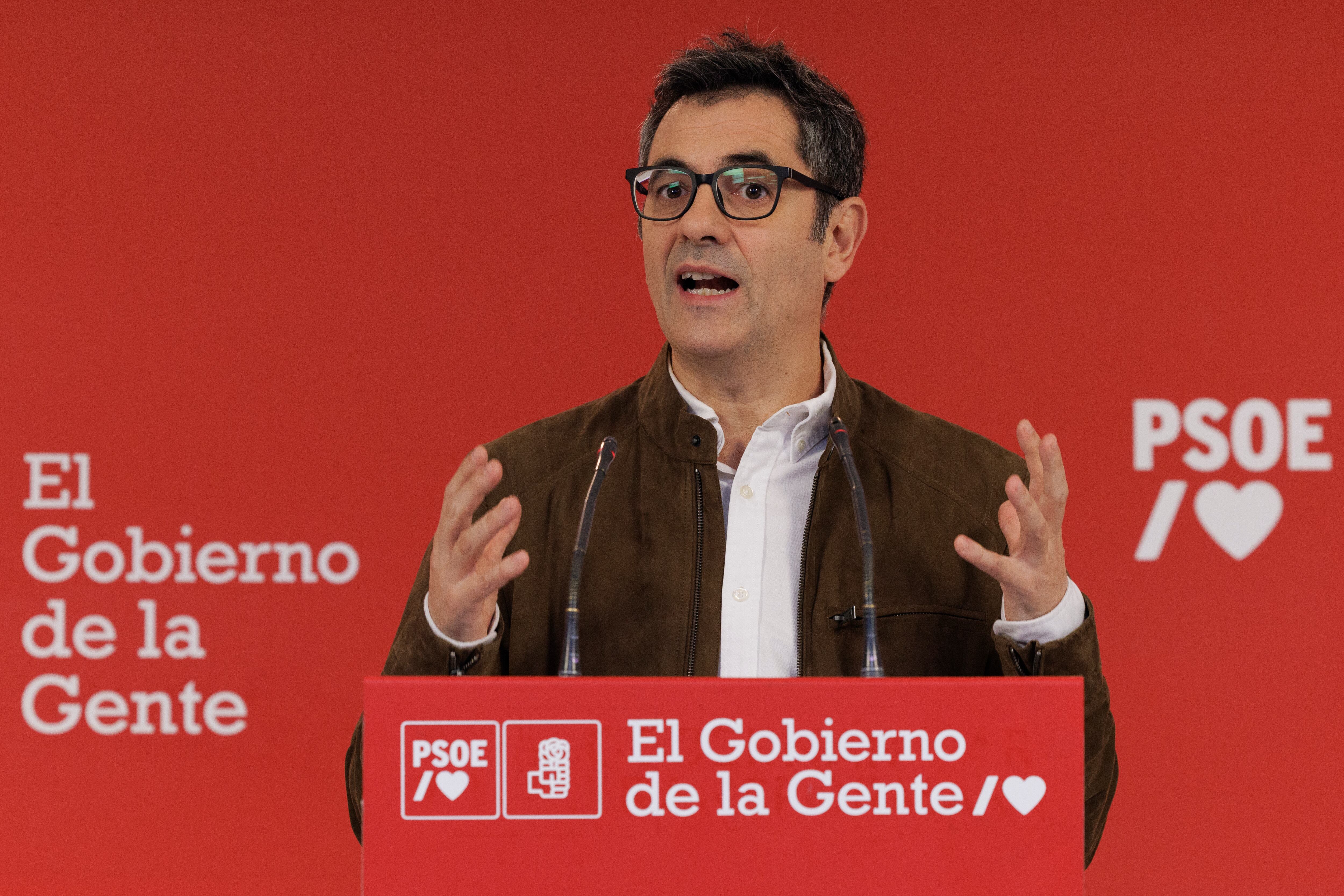 El secretario de Reforma Constitucional y Nuevos Derechos de la Comisión Ejecutiva Federal (CEF) del PSOE y ministro de la Presidencia, Félix Bolaños, hace unas declaraciones en la sede del Partido Socialista, este domingo, en Madrid