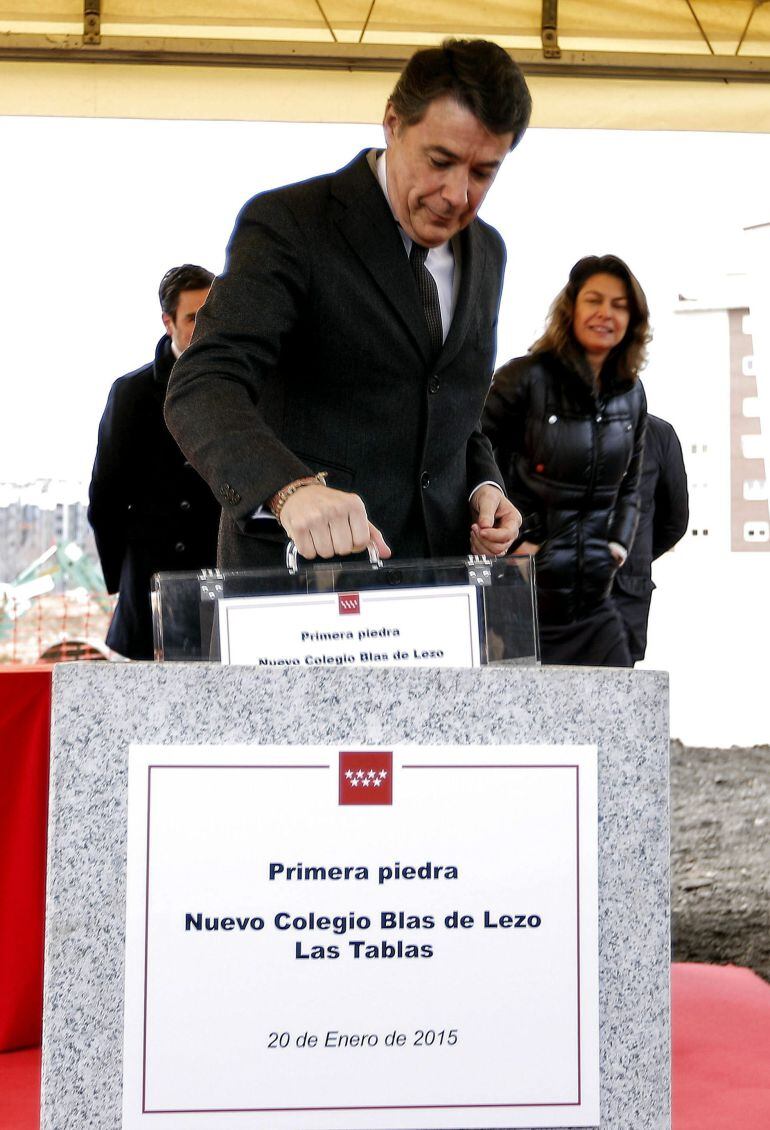 GRA200. MADRID, 20/01/2015.- Fotografía faciltada por la Comunidad de Madrid de su presidente, Ignacio González, acompañado por la consejera de Educación, Juventud y Deporte, Lucía Figar (d-atrás), durante el acto de colocación de la primera piedra del Colegio Público Blas de Lezo, en el madrileño barrio de Las Tablas. EFE/