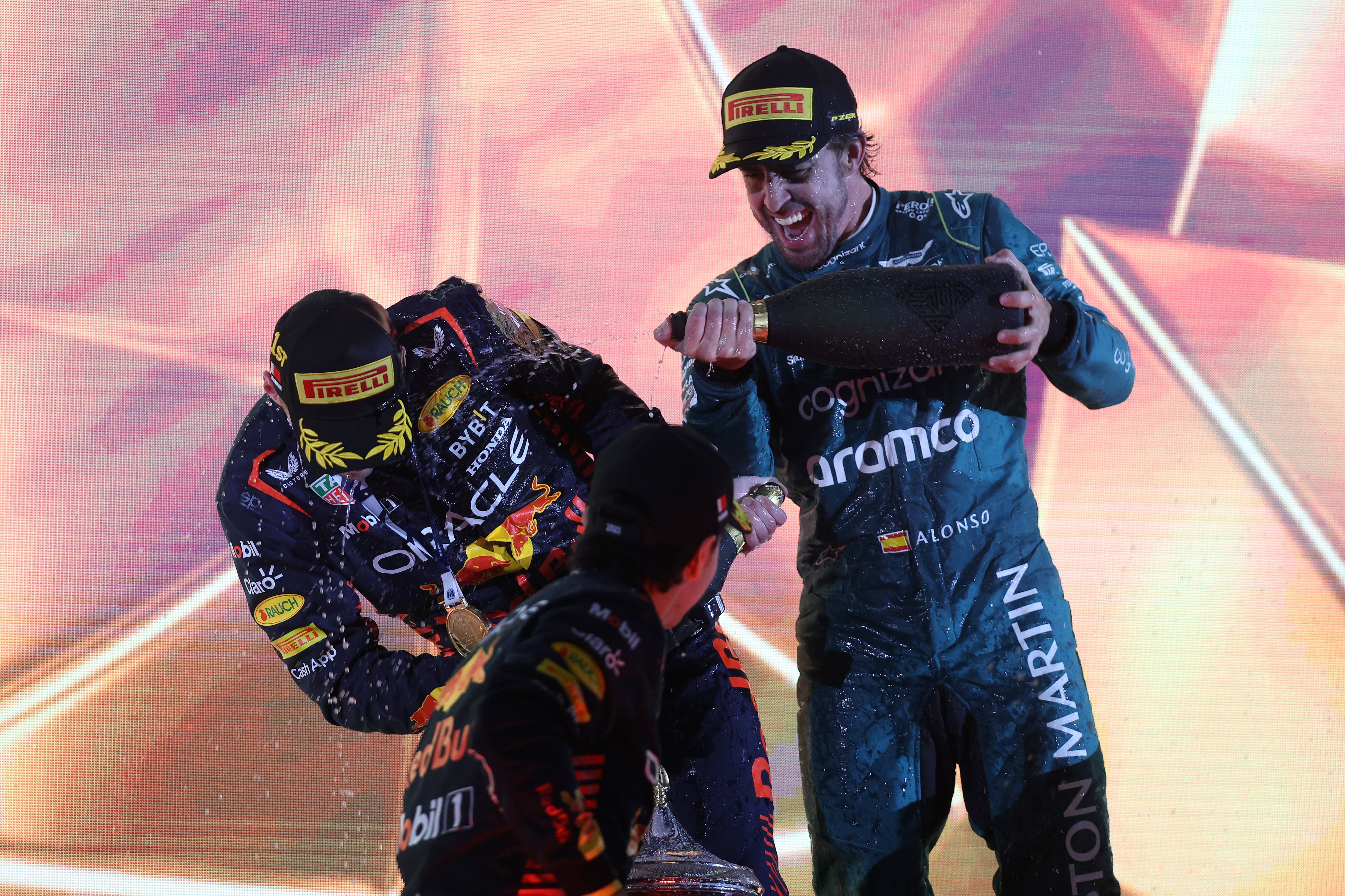 Fernando Alonso celebra su tercer puesto en Bahréin junto a los pilotos de Red Bull