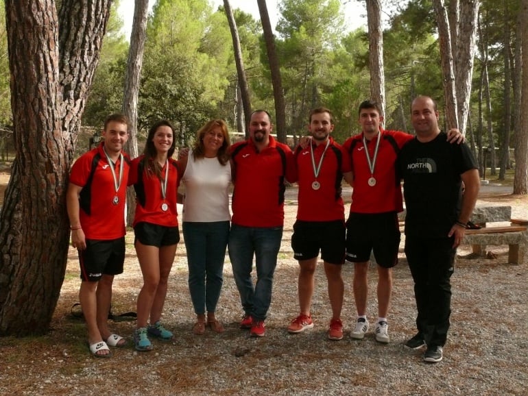 Juanjo Rodríguez, Fátima García, Pilar Salazar, Toni Pérez, Cristian Herreros, Jesús Pérez e Iván Cruz, posando tras la entrega de medallas