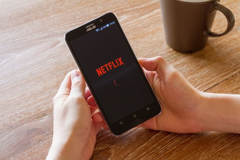 Cuatro de cada cinco españoles ve Netflix fuera de casa.