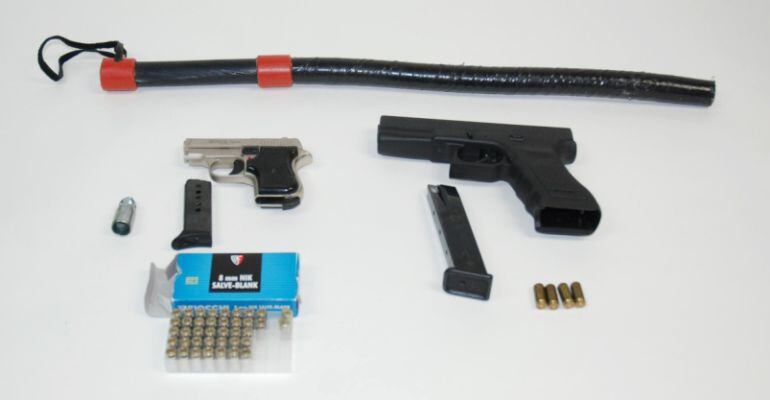 Los agentes se han incautado de dos pistolas detonadoras, una de ellas modificada para usar munición real