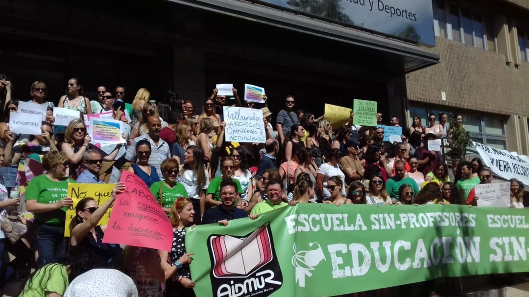 Los opositores, durante su concentración frente a la Consejería de Educación