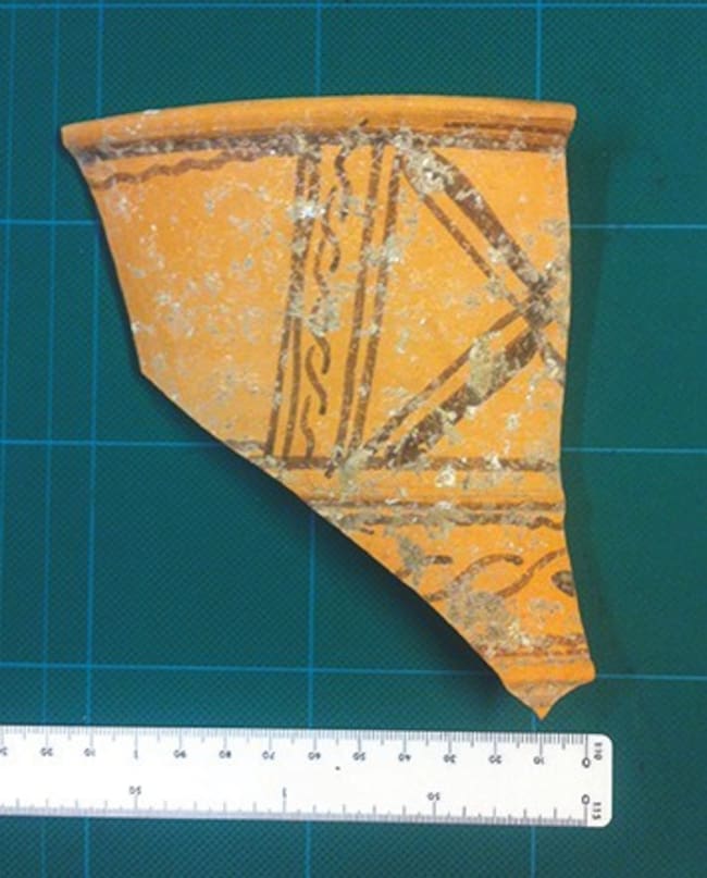Resto de cerámica localizado en el yacimiento de Klounioq en Quintanarraya