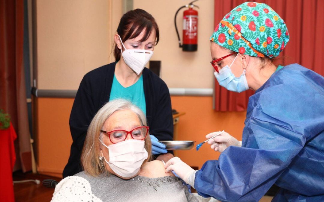 Emilia Nájera, primera mujer que recibió la vacuna contra la covid en Aragón, recogerá la Medalla de las Cortes de Aragón, que recae en las personas mayores