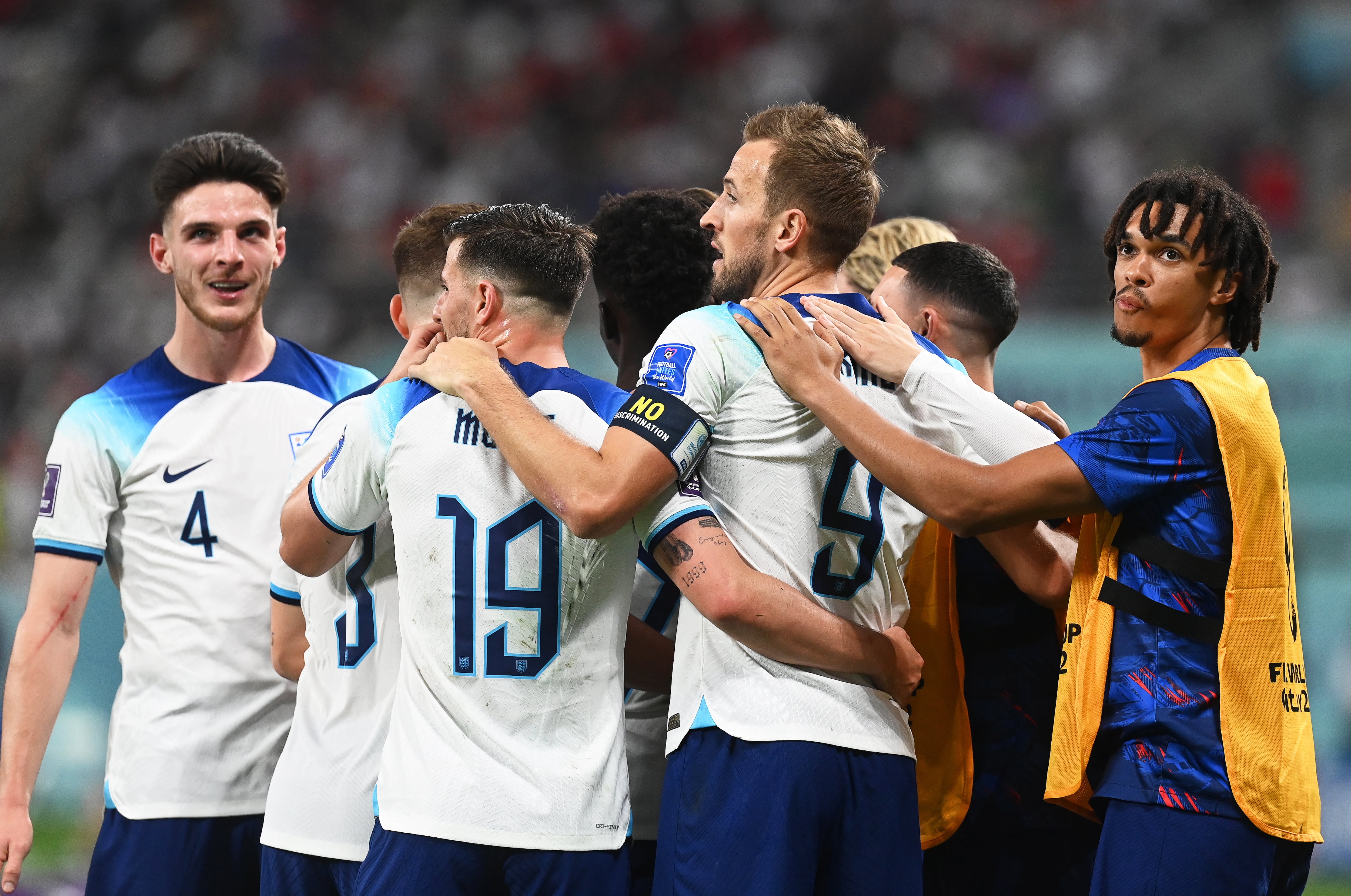 Los jugadores de Inglaterra celebrando uno de sus cinco goles en el partido contra Irán