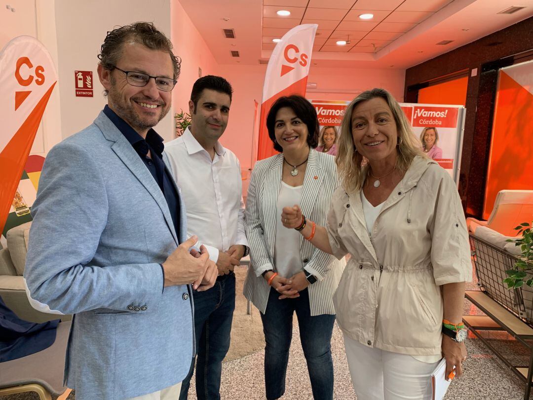 Isabel Albás, junto a parte de su equipo