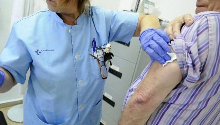 Imagen de una enfermera vacunando a una paciente