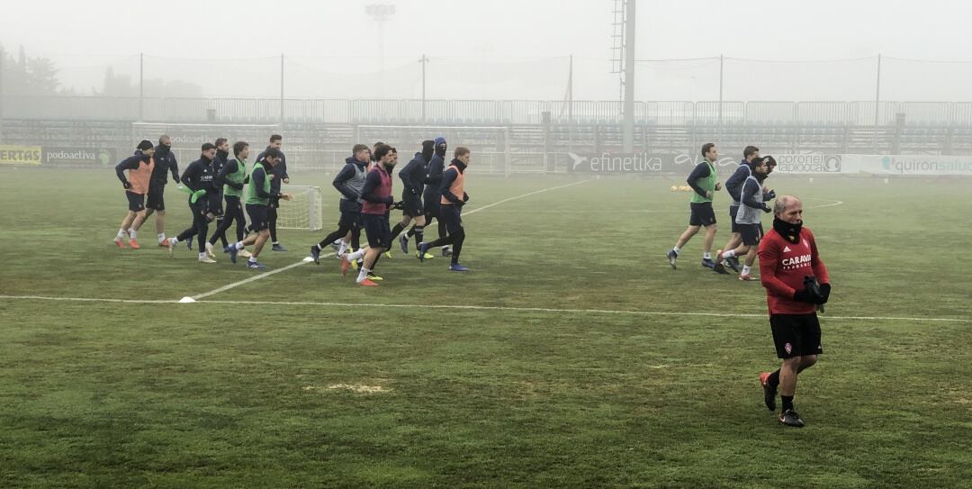 La niebla ha protagonizado el entrenamiento del Real Zaragoza en la Ciudad Deportiva