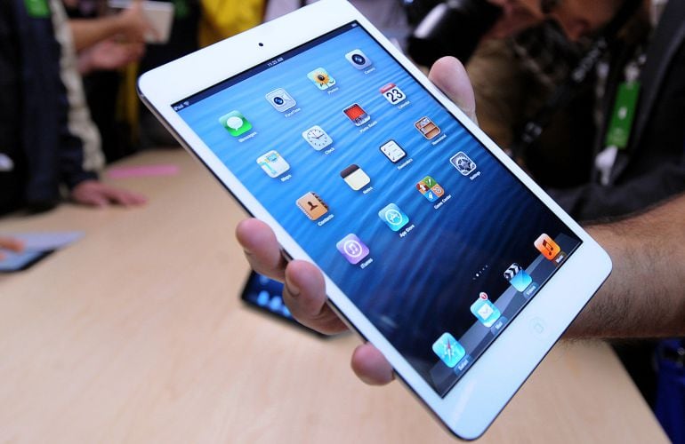 Un usuario prueba el ‘iPad mini’ en una tienda de Apple