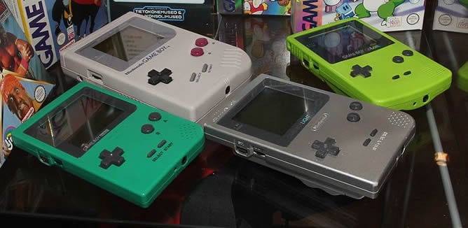 Varias versiones de la consola más conocida de Nintendo, la Game Boy