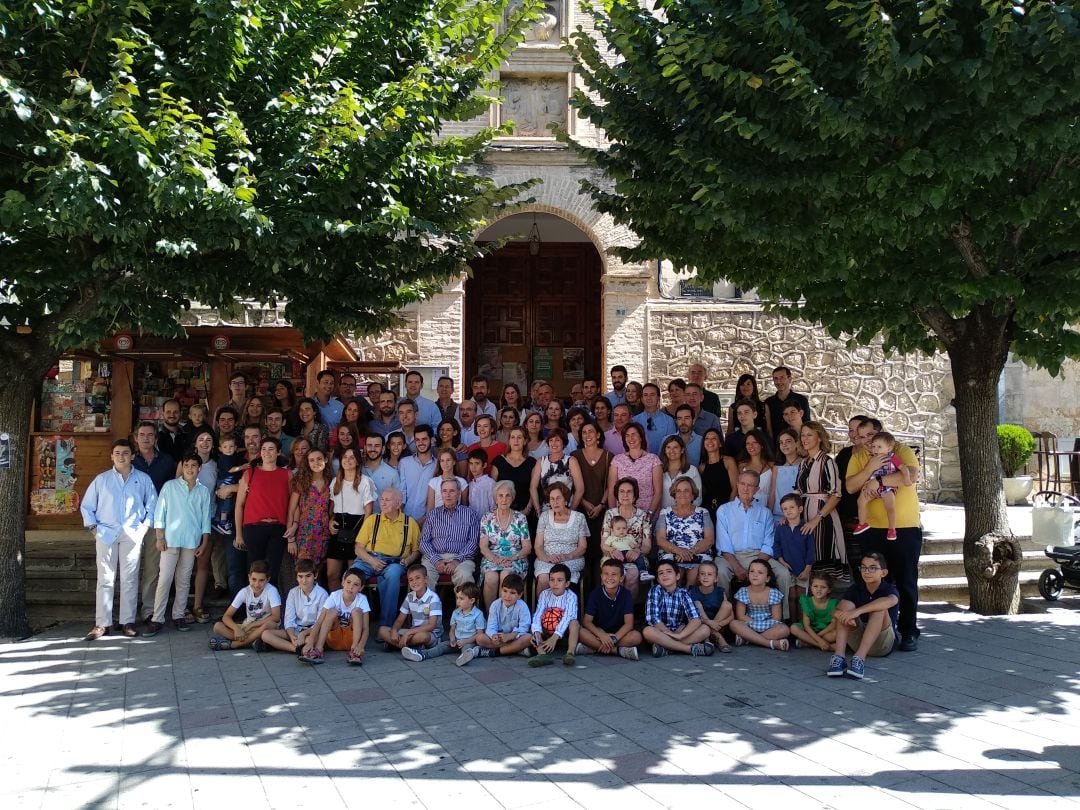 Se reunen en Cazorla varia generaciones de la familia Moreno de Simon -Navarrete y posan delante de la parroquia de Santa María