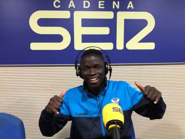 Yonousse Diop en los estudios de la Cadena SER en Tenerife