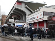 MADRID, 07/02/2026.- Aficionados aguardan a las puertas del Estadio de Vallecas de Madrid este sábado. El partido entre el Rayo Vallecano y el Oviedo, correspondiente a la jornada 23 de LaLiga EA Sports, ha sido suspendido debido a que "en el momento actual, el terreno de juego (del estadio de Vallecas) no reúne las garantías necesarias para la celebración del encuentro en condiciones de seguridad", informó LaLiga en un comunicado. EFE/ Kiko Huesca