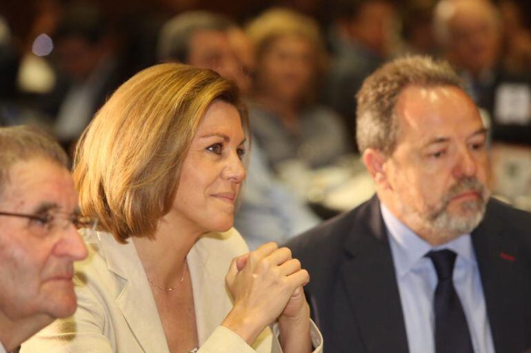 María Dolores de Cospedal y Jesús Labrador durante la campaña electoral.