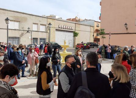 Vecinos, amigos, antiguos compañeros, familiares y autoridades muncipales en la Plaza Maestro Don Juan Acosta