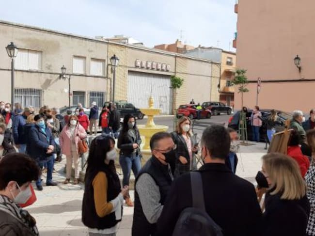 Vecinos, amigos, antiguos compañeros, familiares y autoridades muncipales en la Plaza Maestro Don Juan Acosta
