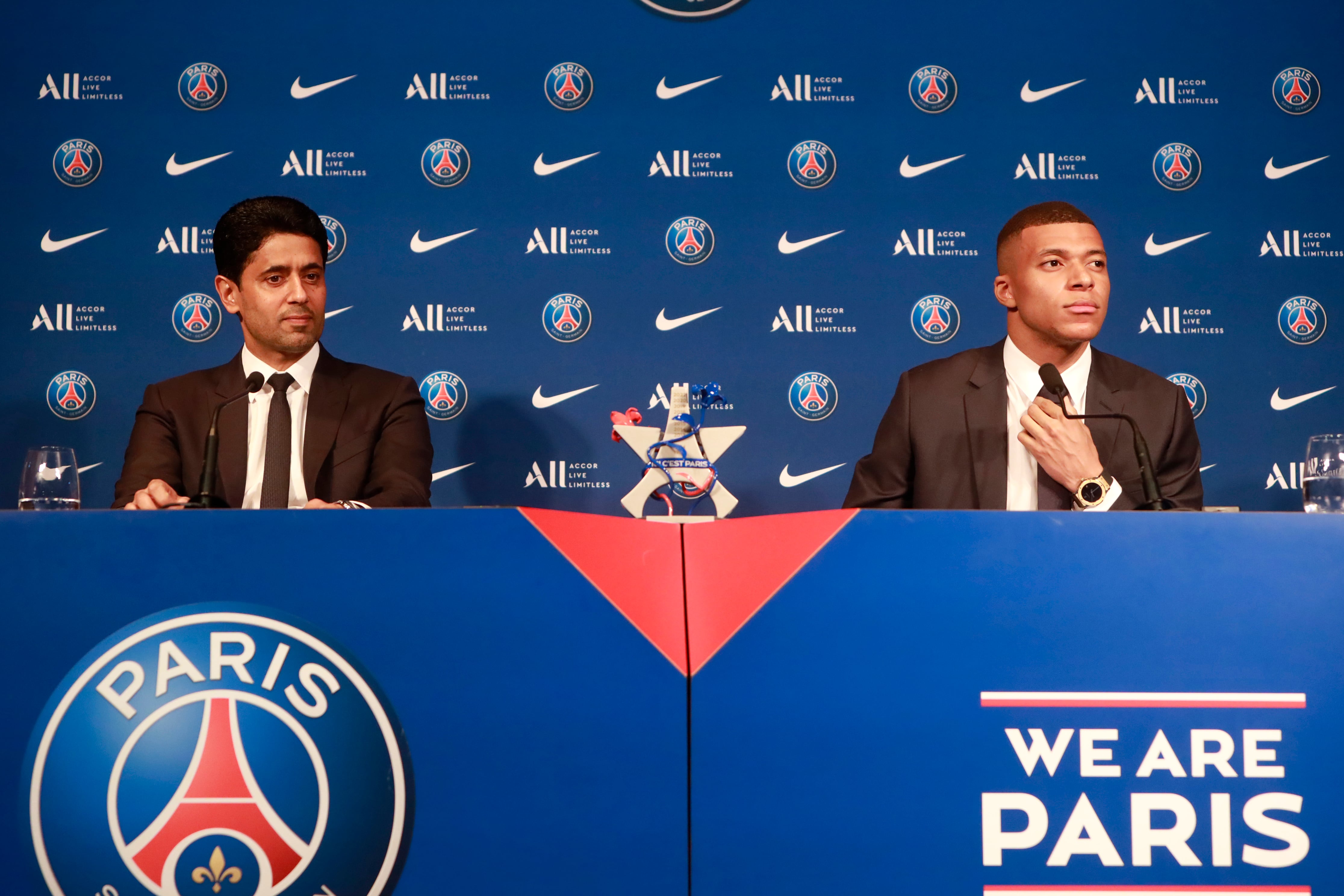 Nasser Al-Khelaifi y Kylian Mbappé después de la renovación del futbolista francés.