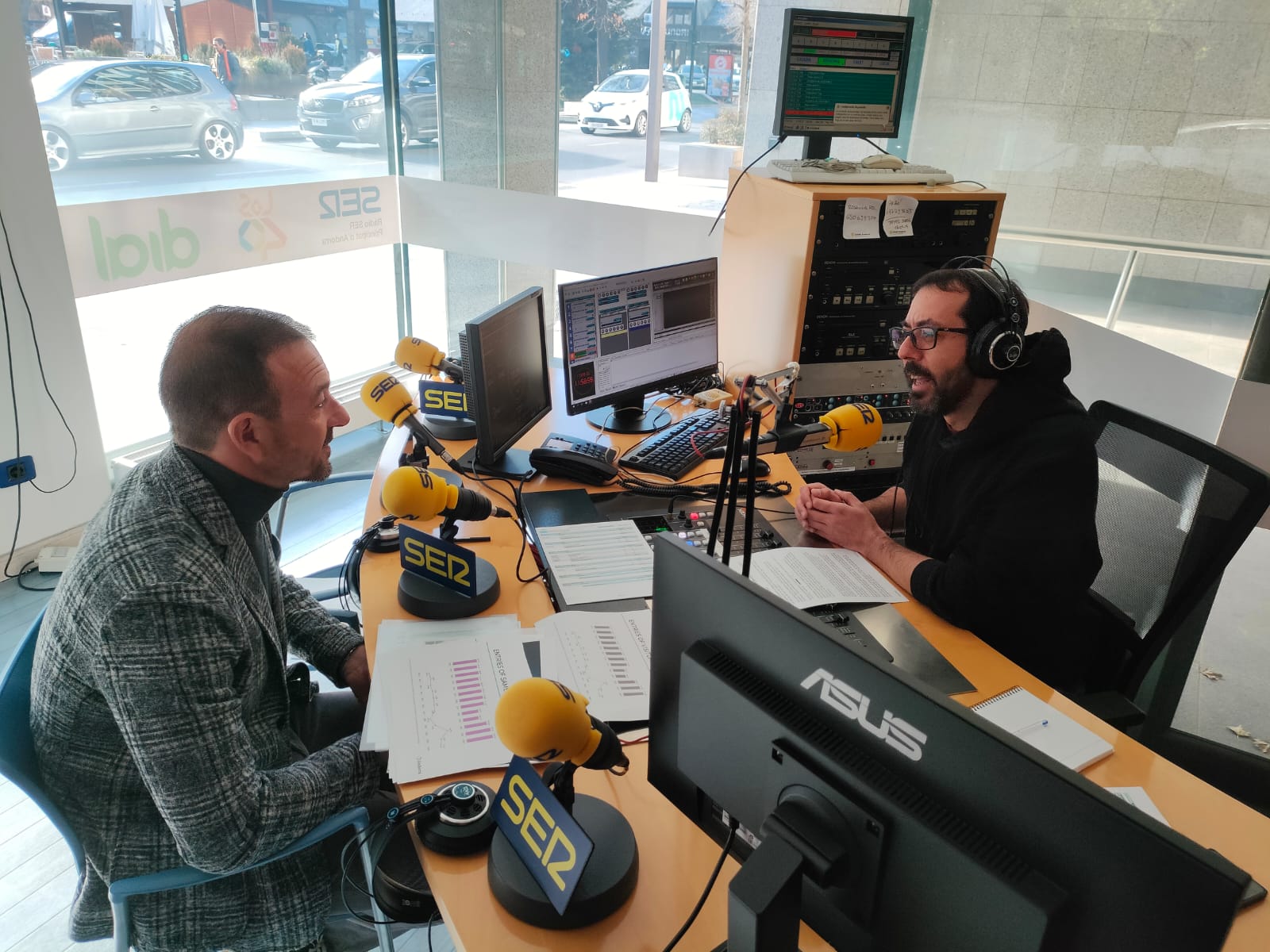 El ministre de Turisme i Comerç, Jordi Torres, durant l&#039;entrevista a l&#039;Aquí Andorra.