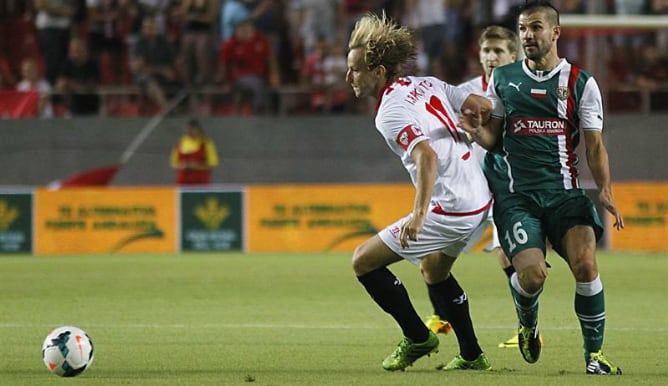 El jugador del Sevilla F.C. Rakitic choca con el jugador del Slask Wroclaw Stevanovic durante el partido de la ronda previa a la fase de grupos de la Liga Europa disputado en el estadio Ramón Sánchez Pizjuán.