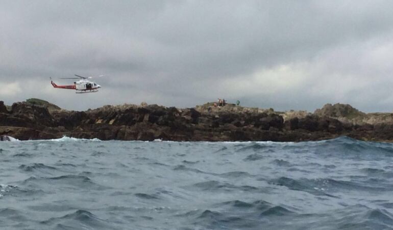 El helicóptero del Gobierno de Cantabria sobrevuela la zona donde ha sido localizado el buzo.