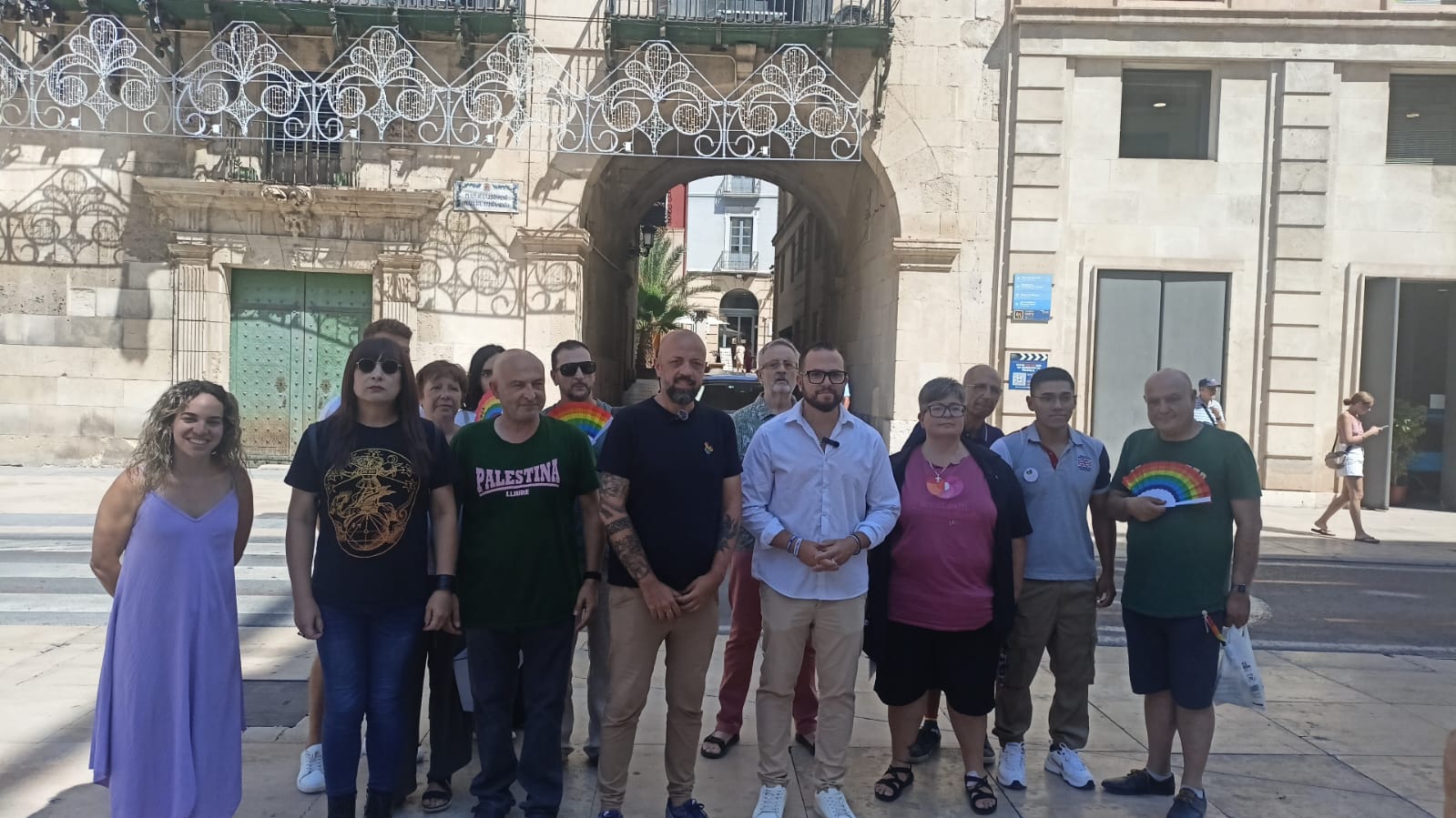Ediles del PSOE, Compromís y EU-Podem en la plaza del Ayuntamiento de Alicante en el día del acto institucional por el Día del Orgullo