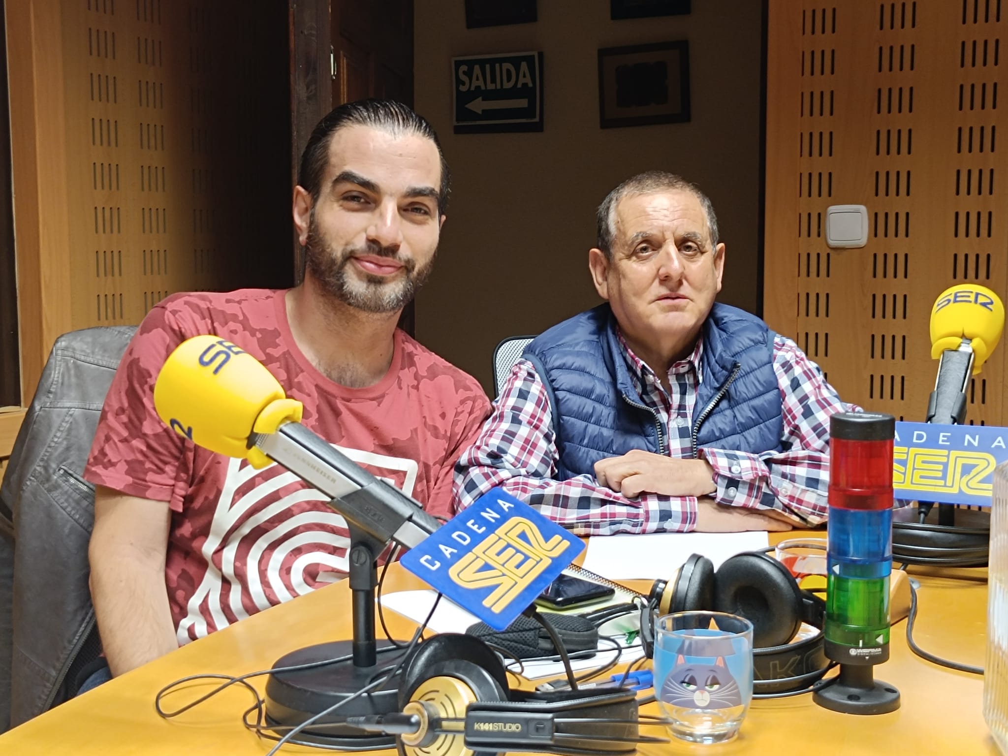 El presidente (dcha) y el psicopedagogo (izq) de Ajer Plasencia en los estudios de SER Norte de Extremadura