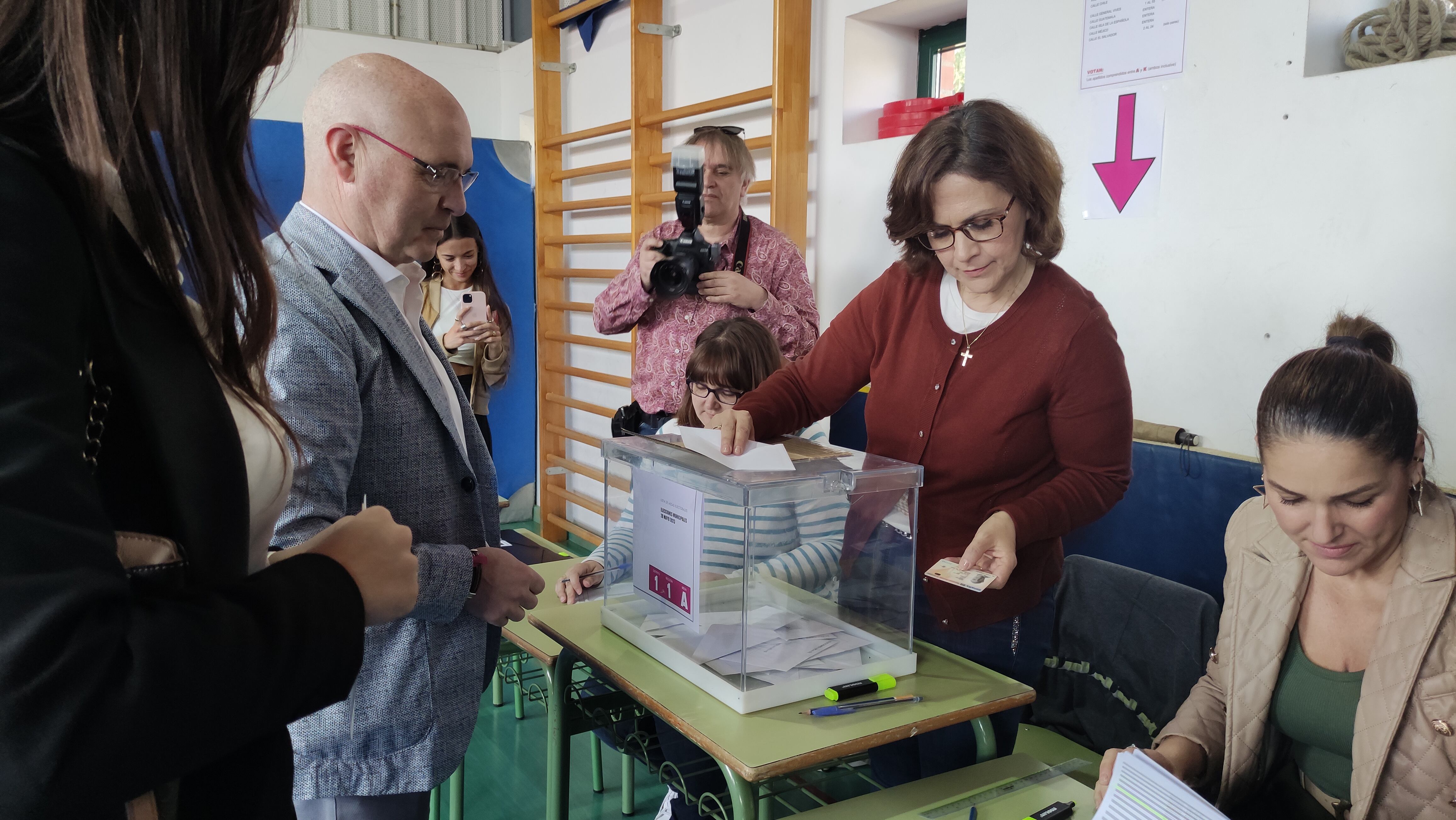 El candidato de UPL, Manuel Ferreiro deposita el voto