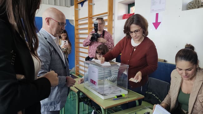 El candidato de UPL, Manuel Ferreiro deposita el voto