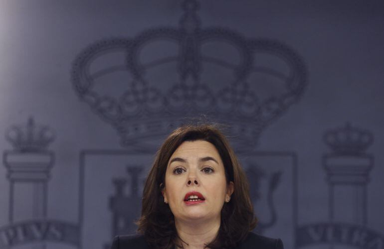 La vicepresidenta del Goberno en funciones, Soraya Sáenz de Santamaría, durante la rueda de prensa posterior a la reunión del Consejo de Ministros hoy en La Moncloa.