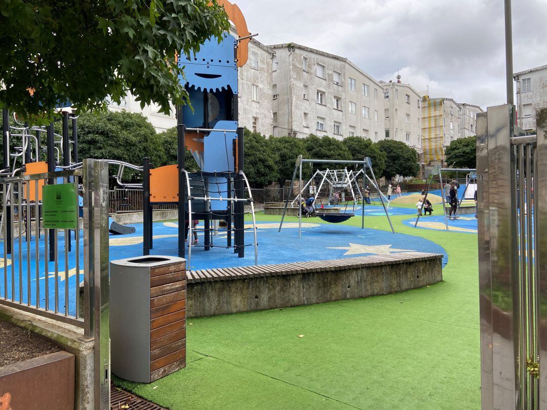 Los parques infantiles, como el de la Praza Roxa, permanecerán abiertos aunque con las restricciones que ya estaban vigentes