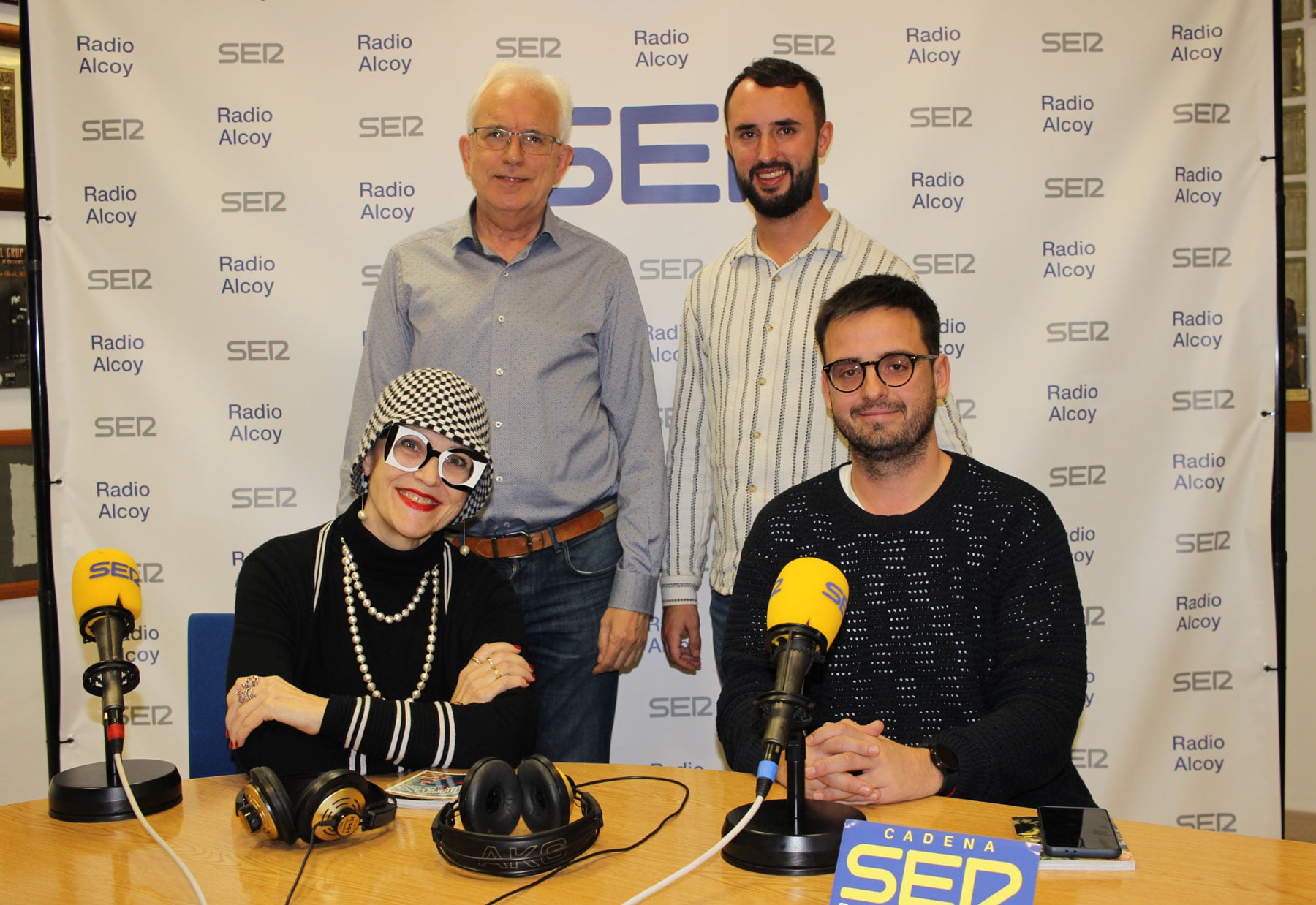 Paco Payá i Javier Sansalvador, de peu, i, sentats, Marisa Abad i Rubén Muñoz