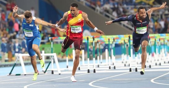 Orlando Ortega cruza la meta en segunda posición en la final de los 110 metros vallas.