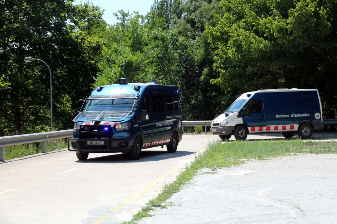 Dos furgonetas de los Mossos D&#039;Esquadra salen de Manresa.