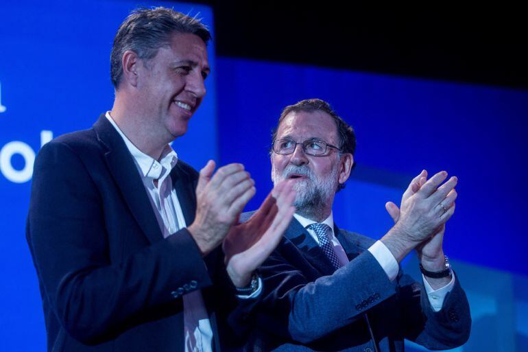 El presidente del Gobierno, Mariano Rajoy, y el candidato del PPC a la presidencia de la Generalitat, Xavier García Albiol, intervienen en el acto de cierre de campaña de los populares en Barcelona. 