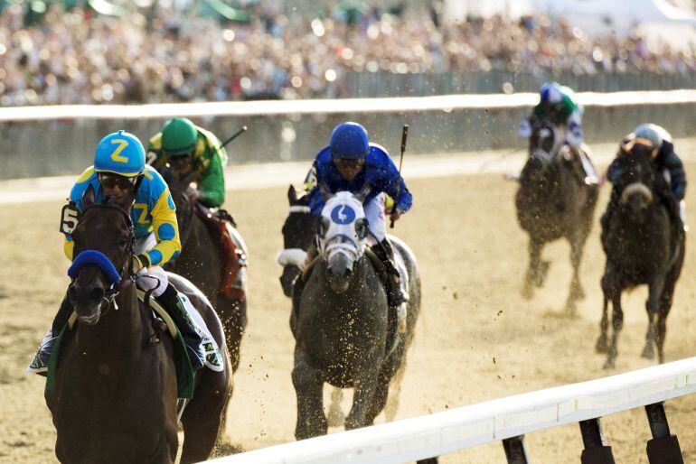 El jockey Victor Espinoza montando al caballo American Pharoah cruza la línea de meta para ganar la 147 carrera de Belmont Stakes, en Elmont, New York