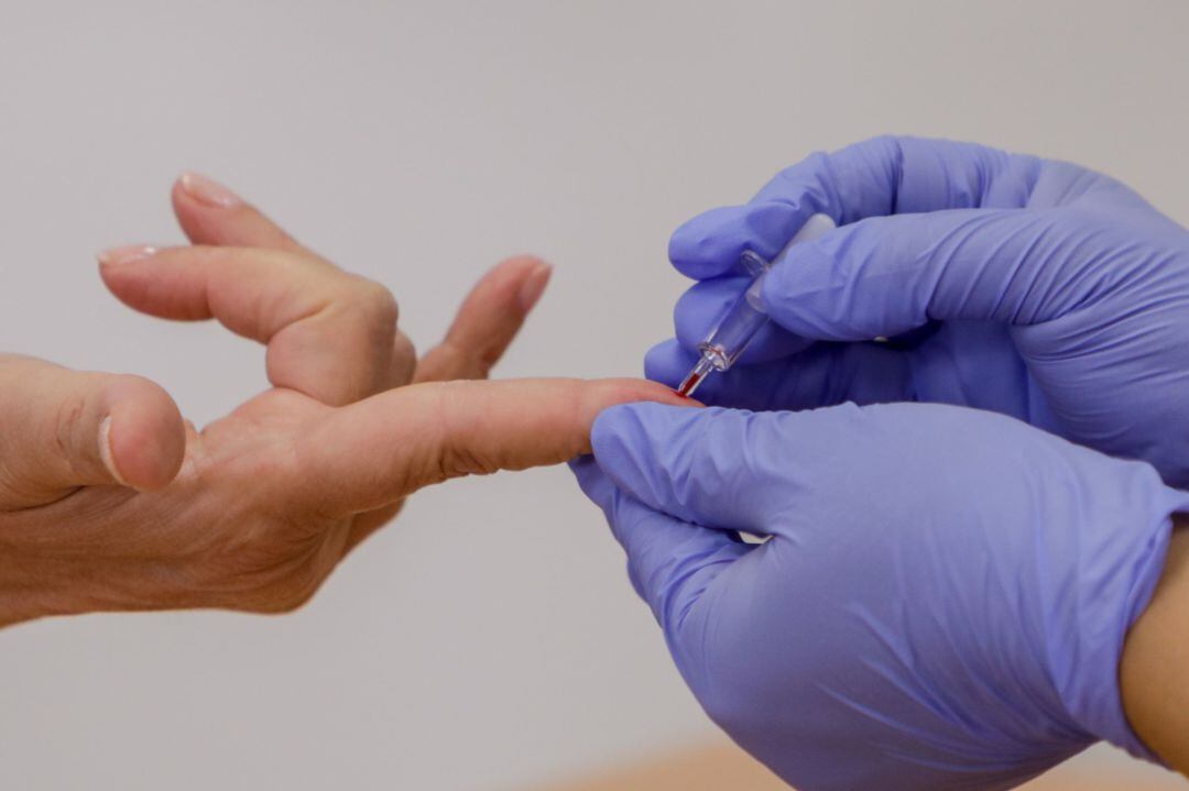 Prueba de COVID-19 realizada por un sanitario.