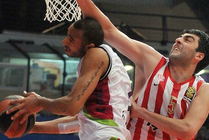 Hanga en una acción con Shermadini en la derrota ante Olympiacos