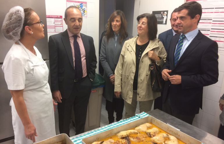 El alcalde de Albacete, Javier Cuenca, visita la instalaciones del Centro de Atención a Personas Sin Hogar