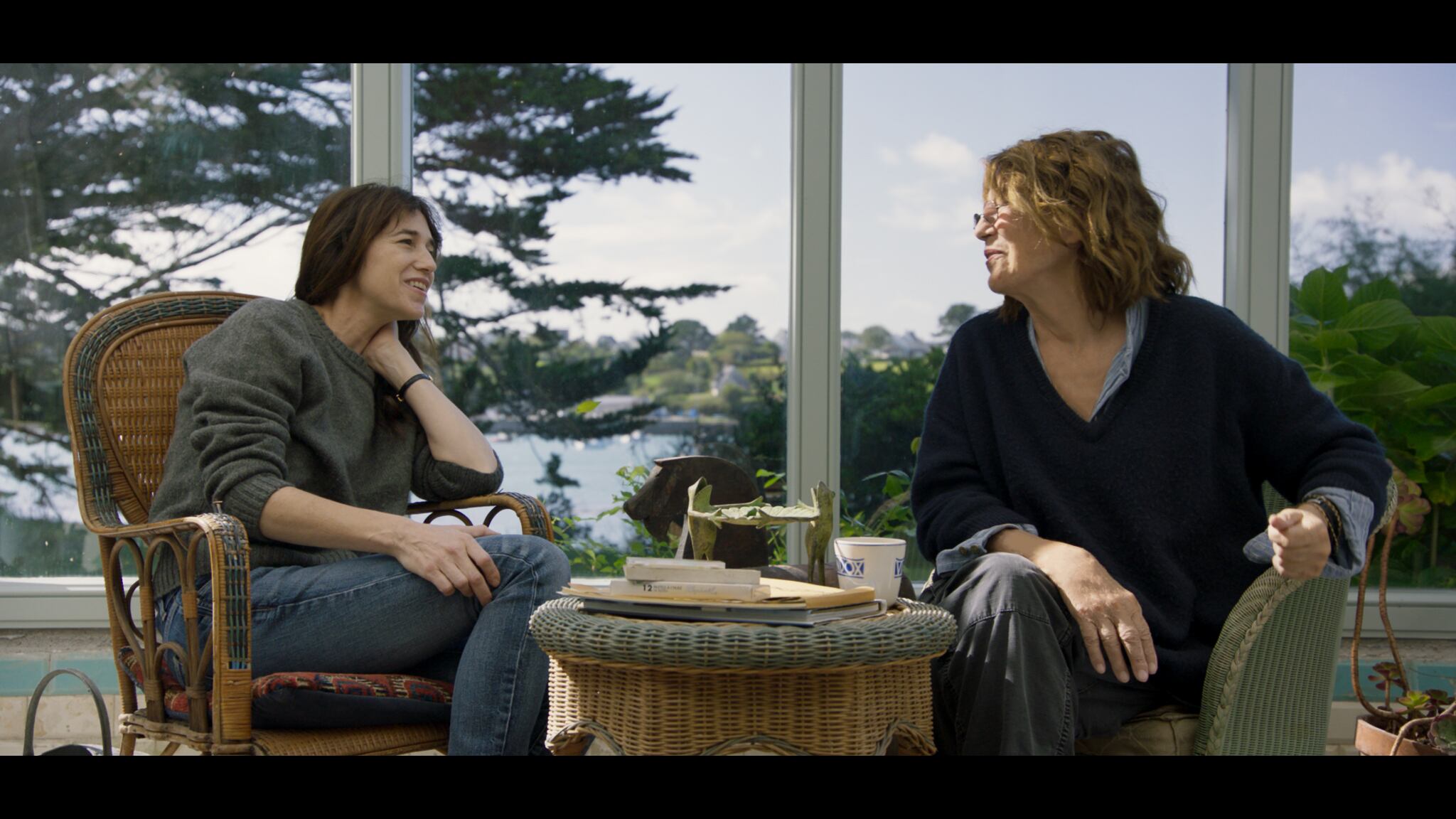 Charlotte Gainsbourg y su madre, Jane Birkin, en una escena del documental Jane por Charlotte.