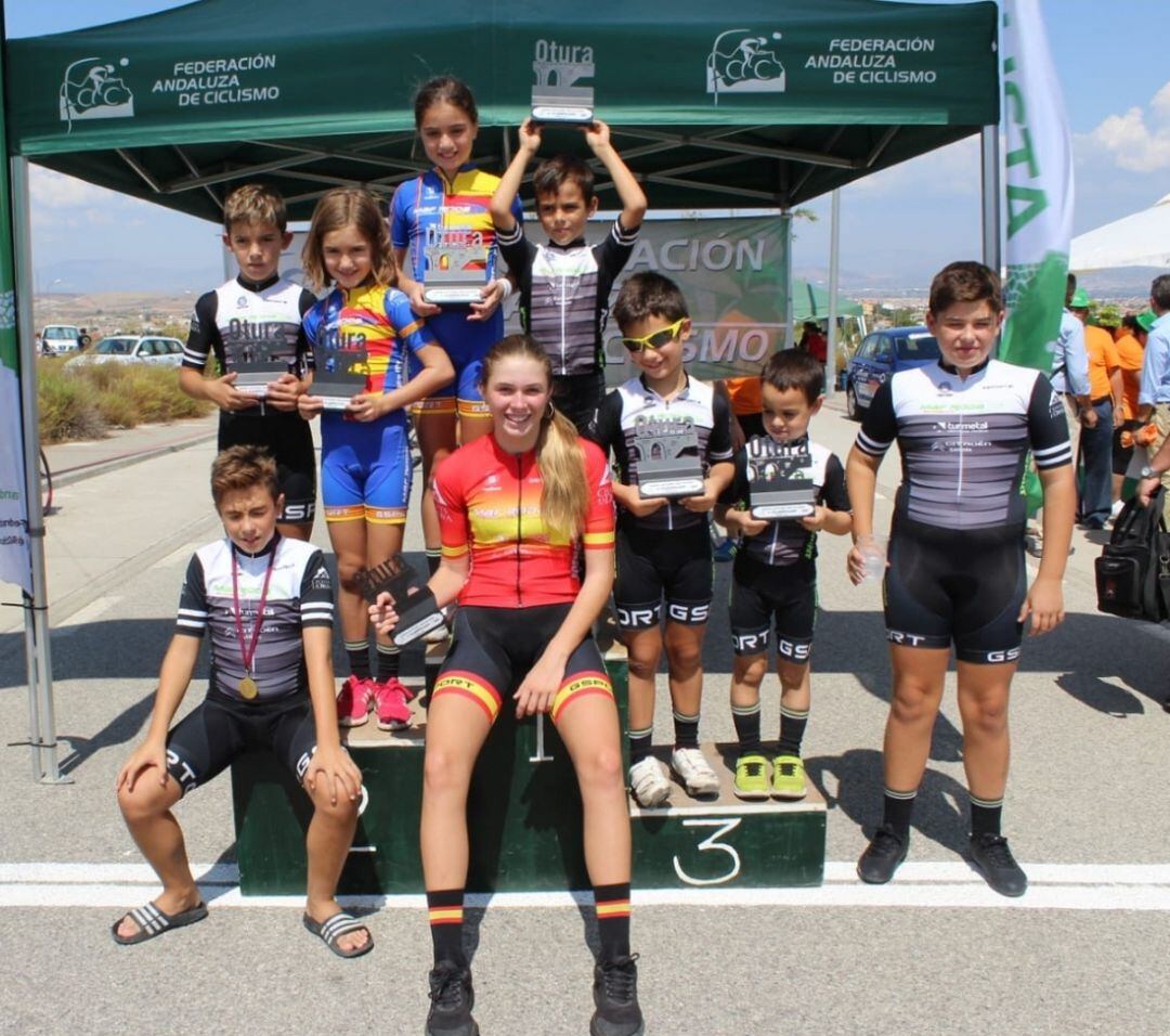 Todos los ciclistas de la escuela en Otura (Granada)