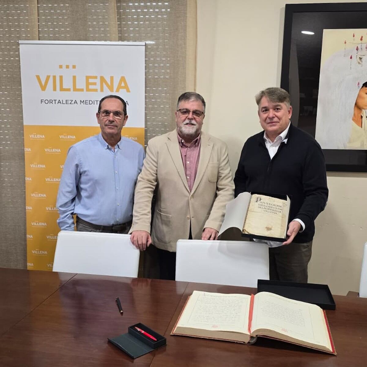 Firma del alcalde en el libro de honor de la Junta