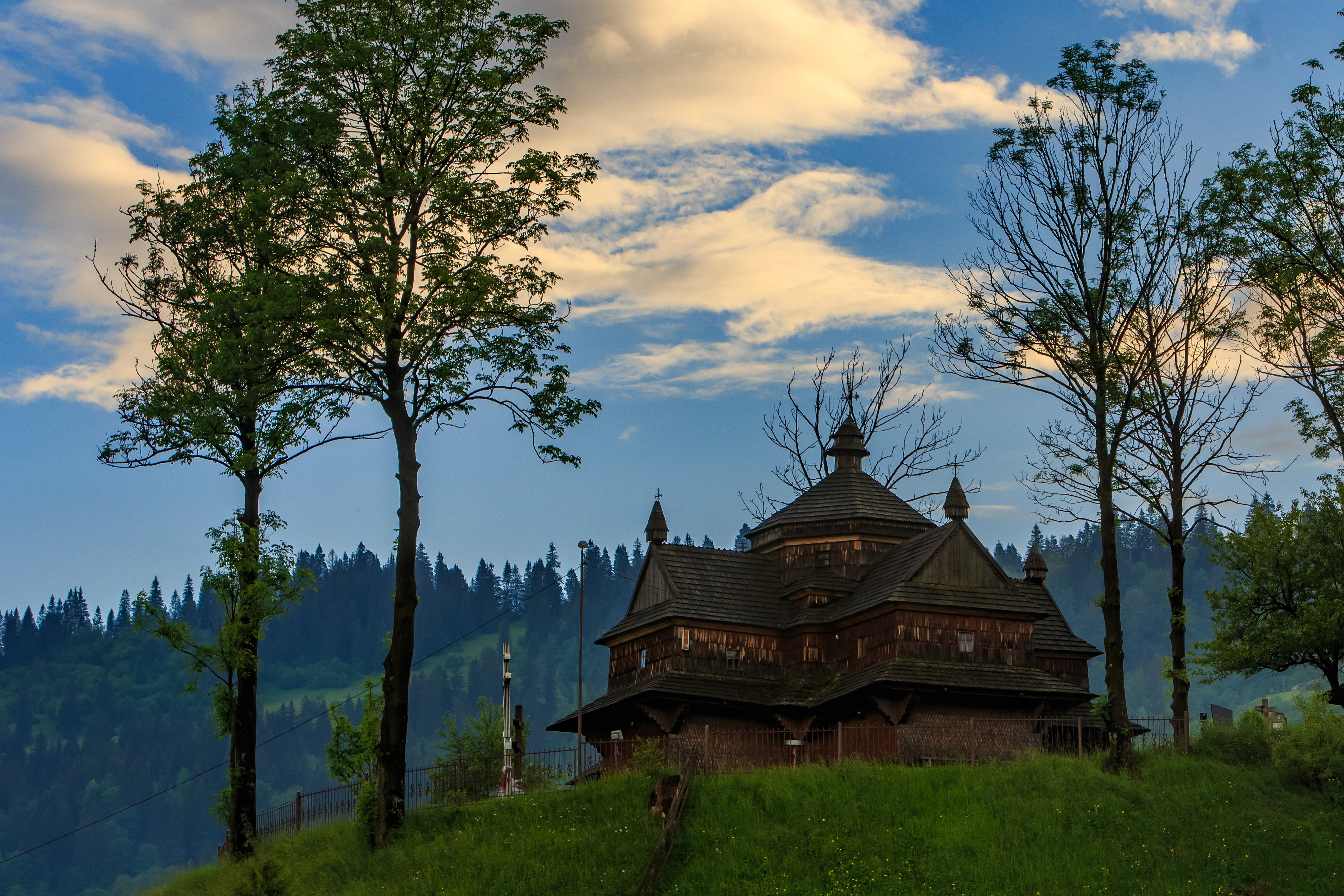 La Iglesia de la Ascensión de Nuestro Señor (Strukivska) del siglo XIX corona la cima de una colina en el pueblo de Yasinia, en la región de Zakarpattia, al oeste de Ucrania