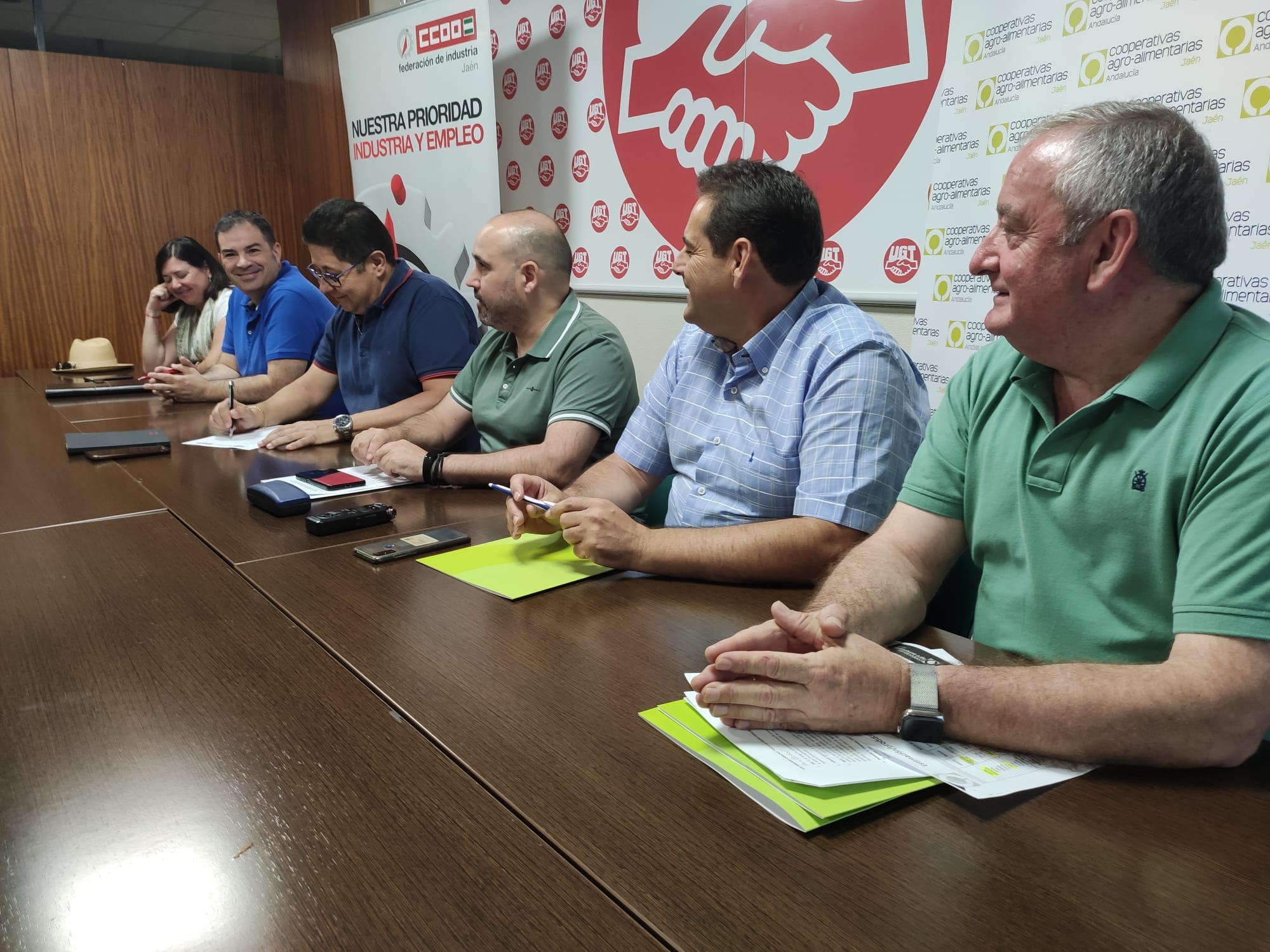 Sindicatos y Cooperativas de Jaén durante una firma de acuerdo