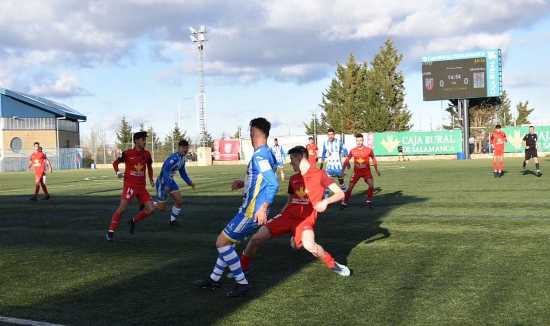 Santa -de espaldas-, autor del segundo gol blanquiazul, intenta un pase en el duelo ante el Santa Marta.