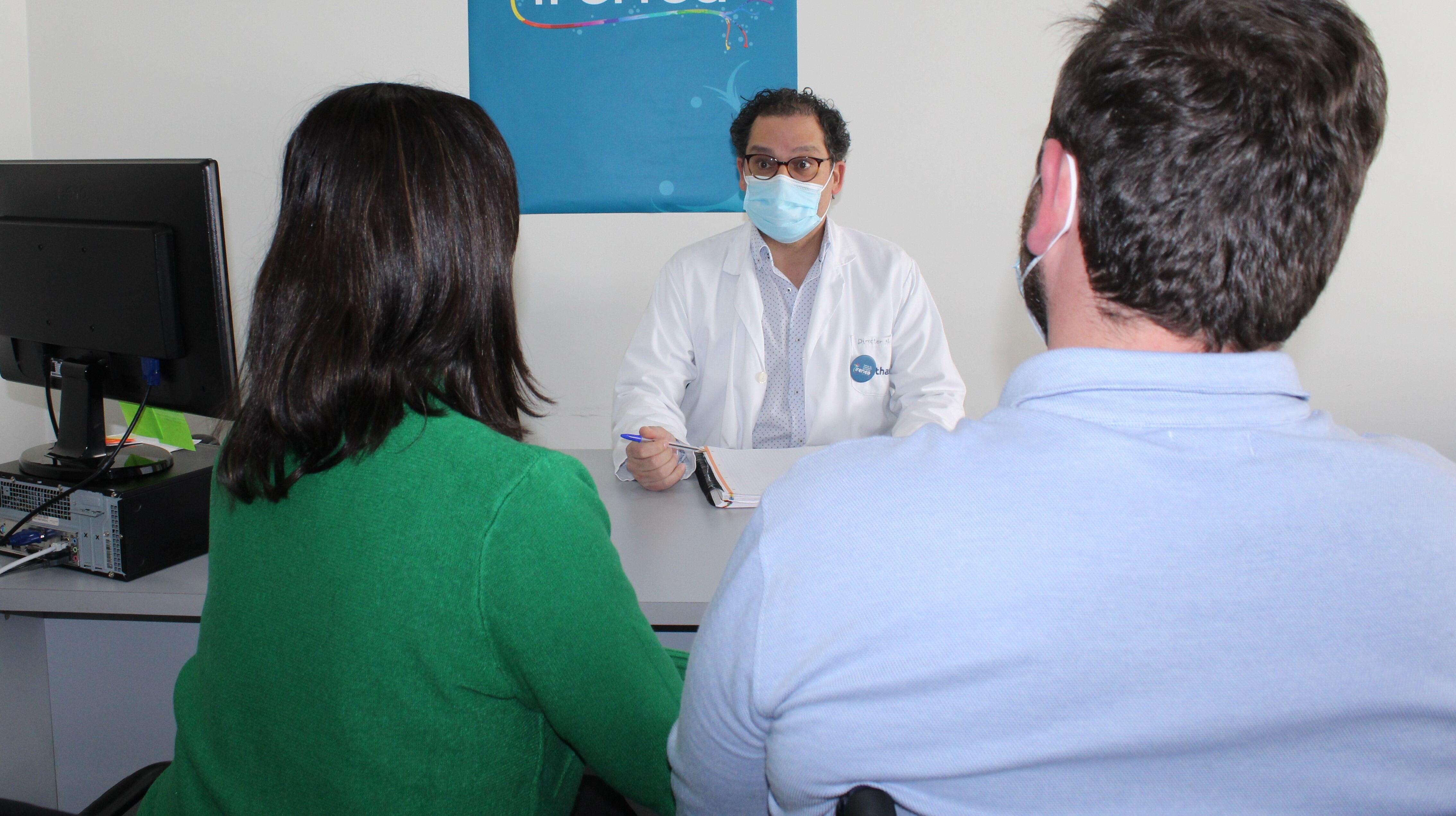 El doctor Pablo Villarino informando sobre el proceso de rehabilitación del ICTUS