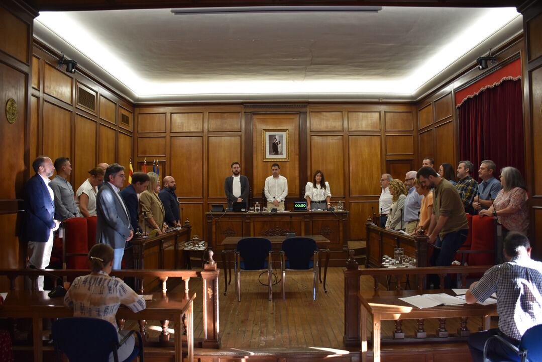 Los concejales del Ayuntamiento de Alcoy han guardado un minuto de silencio contra la violencia machista