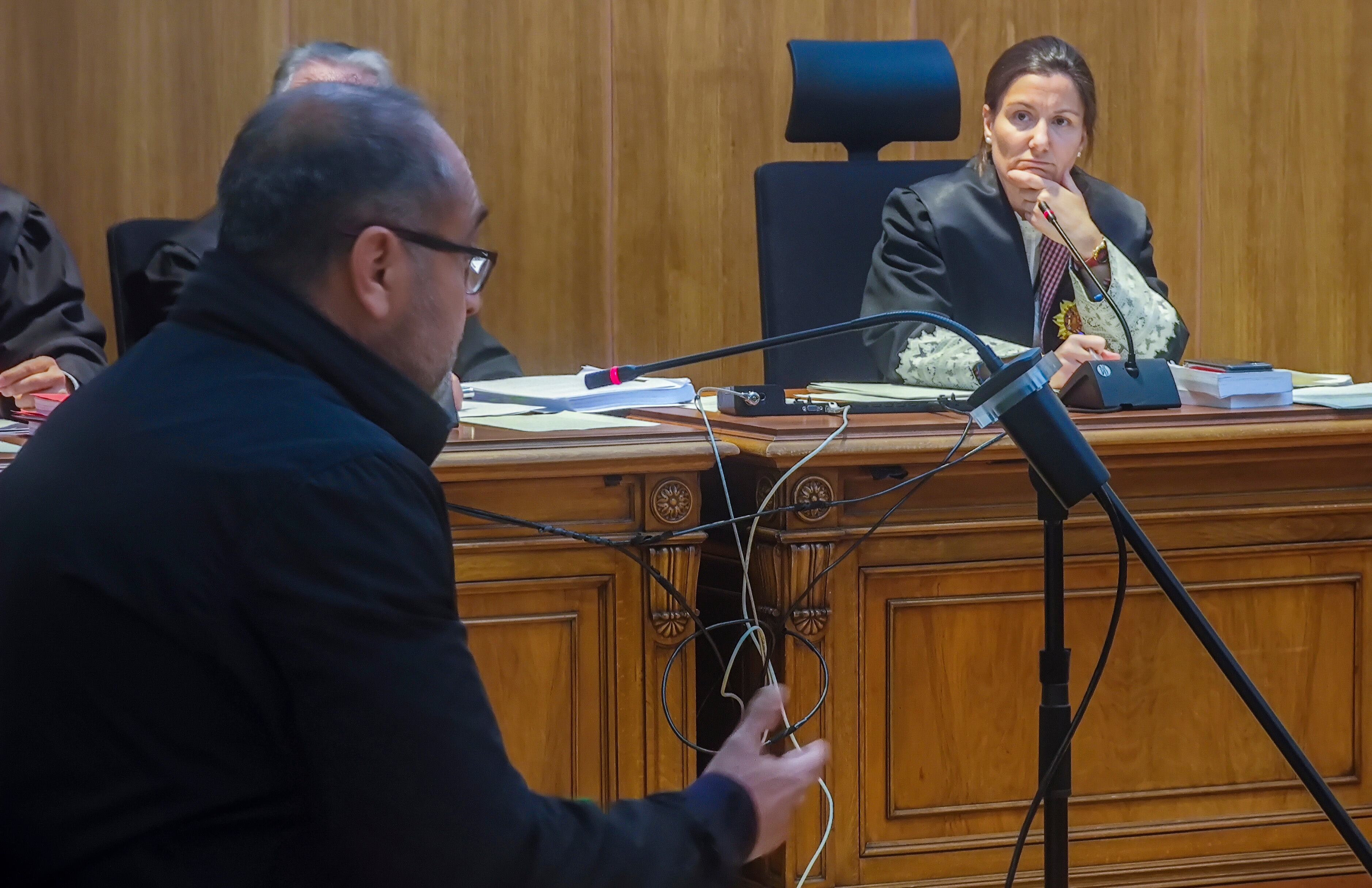 Un camionero juzgado este miércoles en la Audiencia de Huesca por el homicidio por imprudencia de los tres miembros de una familia en una colisión ocurrida en la carretera A-131 a su paso por Chalamera.EFE/ Quique Fácil